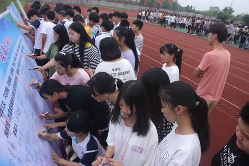 高中學(xué)航空一年學(xué)費是多少(民航飛行員的真實薪水)